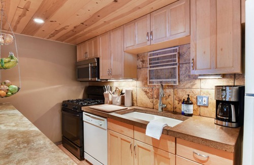 Tahoe City Cabina | Lodgepole Lair - Remodeled, Walkable, Lake & Ski