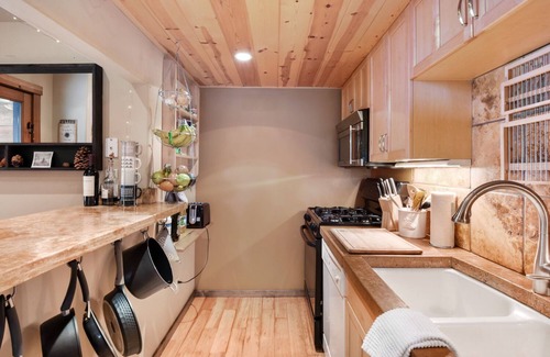 Tahoe City Cabina | Lodgepole Lair - Remodeled, Walkable, Lake & Ski