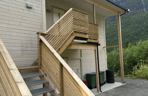 Loen Apartamento | Loen Panorama in Stryn, outdoor hot tub with fjord and mountain views