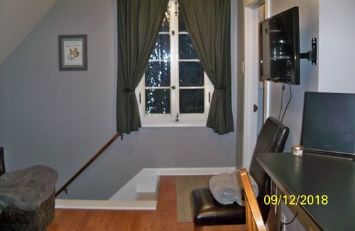 Des Plaines Casa | Loft Apt is above a detached Garage. Full bathroom, kitchenette, fridge, A/C