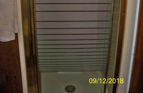 Des Plaines Casa | Loft Apt is above a detached Garage. Full bathroom, kitchenette, fridge, A/C