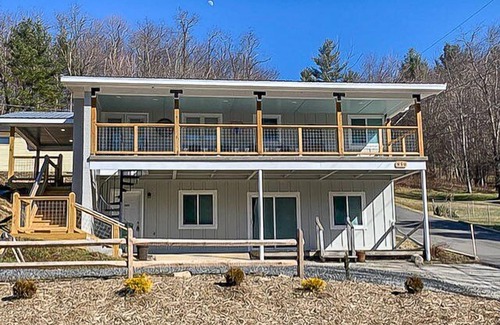 West Jefferson Cabina | Loft At Dew Drop - 2BR/1BA! Short walk to West Jefferson