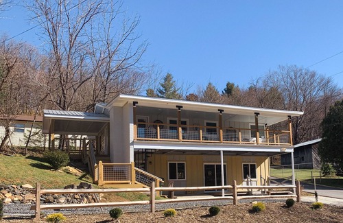 West Jefferson Cabina | Loft At Dew Drop - 2BR/1BA! Short walk to West Jefferson