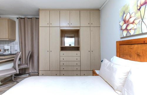 Papagou-Holargos Apartamento | Loft condo next to metro station. Amazing view!