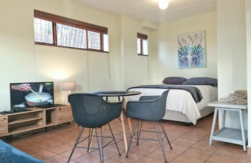 Gordons Bay Central Apartamento | Loft Cottage, sleeps 2. Central and Cozy!