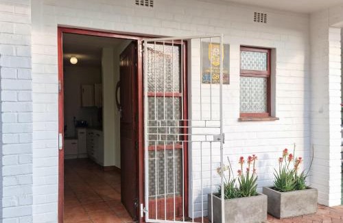 Gordons Bay Central Apartamento | Loft Cottage, sleeps 2. Central and Cozy!