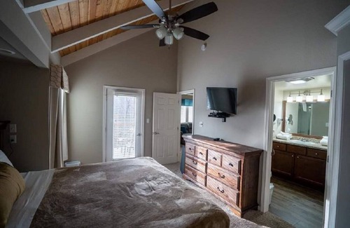 Gatlinburg Complejo | LOFT COTTAGES /AUTUMN . TREETOPS RESORT, GATLINBURG 3BDRM/3BATH FRIDAY CHECK IN
