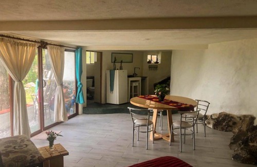Tepoztlan Apartamento | Loft en la montaña con baño privado, terraza, jardín y vistas panorámicas.