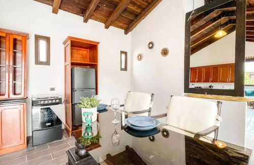 Antigua Guatemala Apartamento | Loft en las cercanías de Antigua con cocina, internet, Netflix, piscina y grill