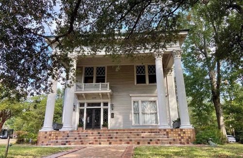 Greater Belhaven Apartamento | Loft in Historic Mims-Dreyfus House in Belhaven