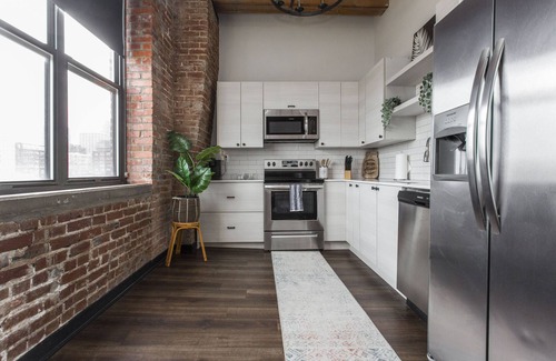 Kansas City Apartamento | Loft in the Rivermarket District! Rooftop access and DT KC views. Walk to City Market, local coffee shops, restaurants, shops or hop on the free streetcar just steps away. Minutes from P&L, T-Mobile, Crossroads, Plaza. 10 min drive to stadiums.