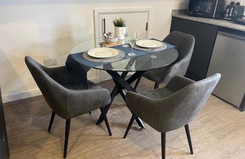 Wellingborough Apartamento | Loft studio apartment, BL, Town Centre, Secure gated parking option, Modern, fresh and spacious living, Netflix ready TV, Wifi