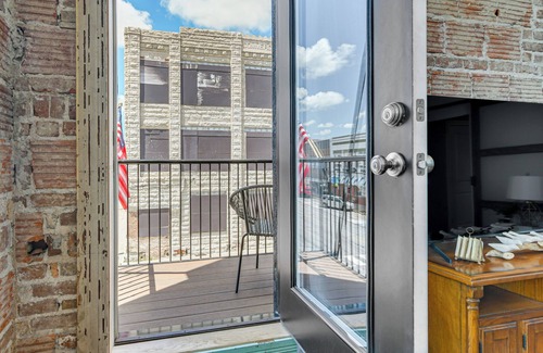 Monett Apartamento | Loft-Style Apt in Dtwn Monett: Pets Welcome!