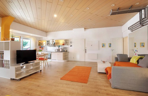 Neckarhausen Apartamento | Apartamento de vacaciones tipo loft en Nürtingen con balcón y cerca del río Neckar