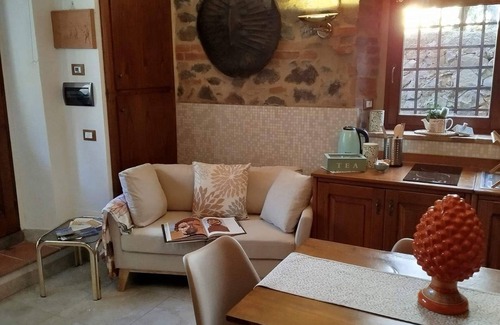 Radicofani Apartamento | Loft with flowered courtyard in Val d'Orcia Radicofani