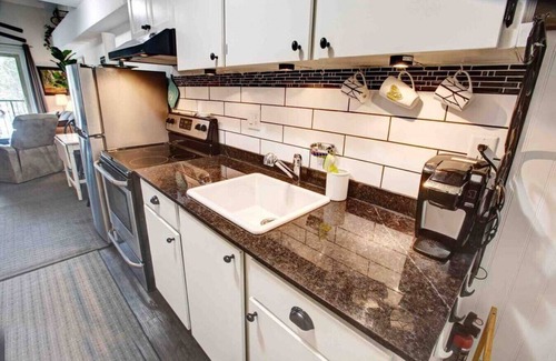 Whistler Creekside Apartamento | Lofted 1BRM Suite:Sleeps 2,Pool,Free Parking, Near Lake & Shops!