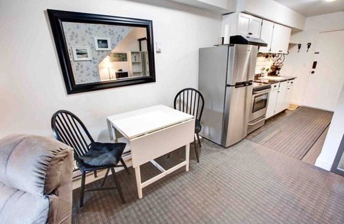 Whistler Creekside Apartamento | Lofted 1BRM Suite:Sleeps 2,Pool,Free Parking, Near Lake & Shops!