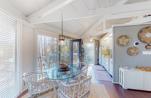Sea Pines Casa | lofted villa with private deck, streaming, & W/D - near Harbour Town