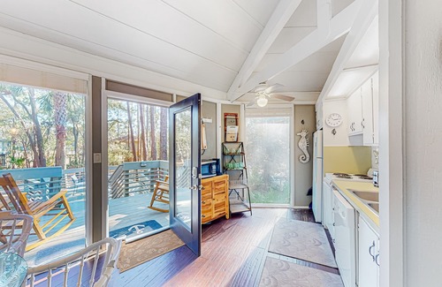 Sea Pines Casa | lofted villa with private deck, streaming, & W/D - near Harbour Town