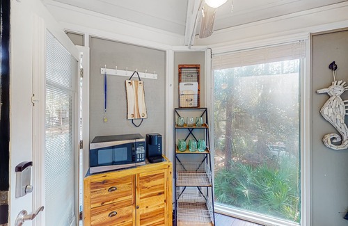 Sea Pines Casa | lofted villa with private deck, streaming, & W/D - near Harbour Town