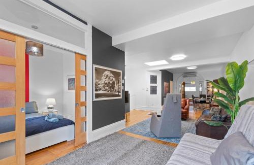 Gay Village Apartamento | Lofty Urban Duplex Two Story Getaway