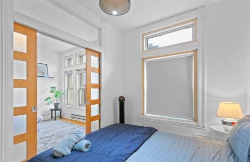 Gay Village Apartamento | Lofty Urban Duplex Two Story Getaway