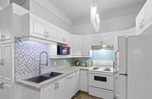 Gay Village Apartamento | Lofty Urban Duplex Two Story Getaway