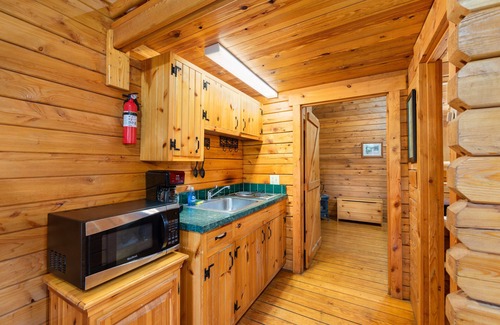 Rileyville Cabina | Log Cabin, bañera de hidromasaje para 6 personas! ¡Más de 150 yardas de frente de río!