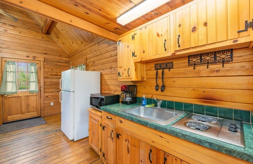 Rileyville Cabina | Log Cabin, bañera de hidromasaje para 6 personas! ¡Más de 150 yardas de frente de río!
