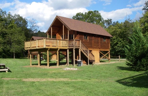 Rileyville Cabina | Log Cabin, bañera de hidromasaje para 6 personas! ¡Más de 150 yardas de frente de río!