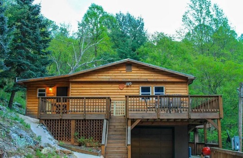 Stanley Cabina | Log Cabin and Treehouse