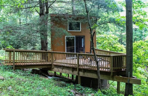 Stanley Cabina | Log Cabin and Treehouse