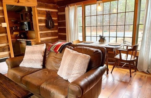 McCain Cabina | Log Cabin at Jordan Lake