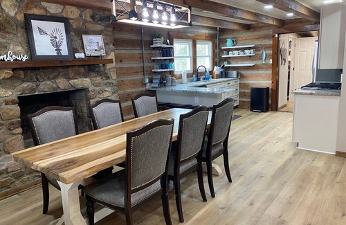 Siler City Cabina | Log Cabin at the Farm