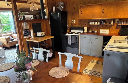 Hatepe Cabina | Log Cabin at the Lake Enjoy the peaceful idyllic lakeside settlement of Hatepe.