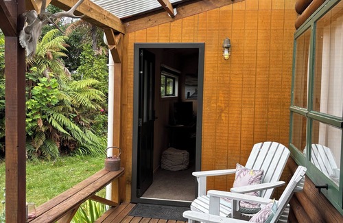 Hatepe Cabina | Log Cabin at the Lake Enjoy the peaceful idyllic lakeside settlement of Hatepe.