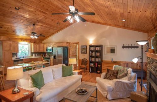 Fleetwood Casa | Log Cabin between Boone & J - Hot Tub - Private - Gas Fireplace - One Level