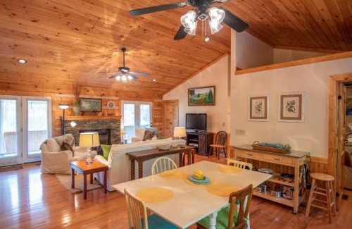 Fleetwood Casa | Log Cabin between Boone & J - Hot Tub - Private - Gas Fireplace - One Level