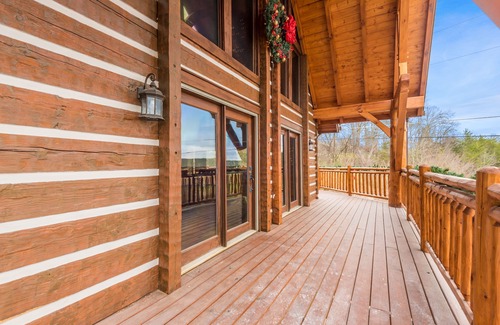 Clinton Cabina | Log Cabin convenient to Windrock ATV Park, and Norris Lake. Sleeps 12
