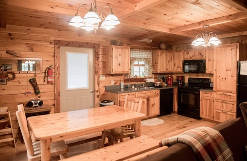 Luray Cabina | Cabaña de madera para parejas y familias en el valle de Shenandoah, a 16 km de Luray, VA