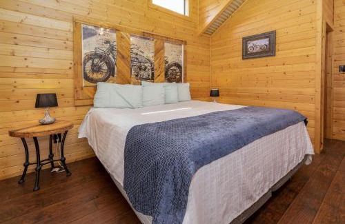 Pipe Creek Casa | Log Cabin for Family Glamping Vacation near San Antonio
