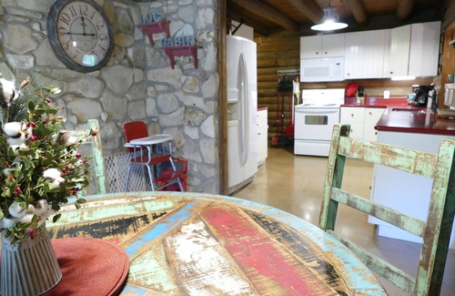 Wimberley Casa | Log Cabin Get Away- Camina a Blanco / Tranquilo y rústico