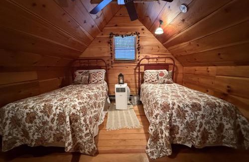 West Jefferson Casa | Log Cabin, Hot Tub, Secluded Close To Town
