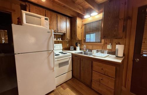 West Jefferson Casa | Log Cabin, Hot Tub, Secluded Close To Town