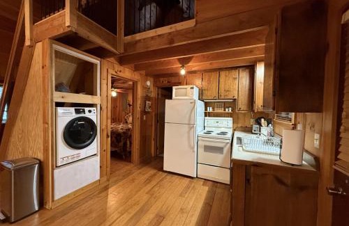 West Jefferson Casa | Log Cabin, Hot Tub, Secluded Close To Town