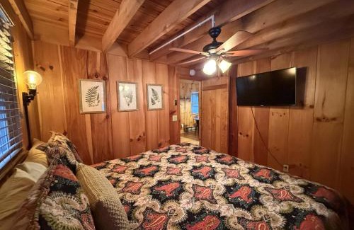 West Jefferson Casa | Log Cabin, Hot Tub, Secluded Close To Town
