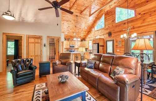 Waynesville Cabina | Log Cabin in a Gated Community! WIFI. Fire Pit w/ wood provided! Pet-friendly