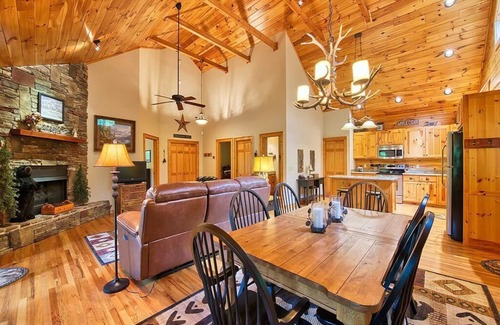 Waynesville Cabina | Log Cabin in a Gated Community! WIFI. Fire Pit w/ wood provided! Pet-friendly