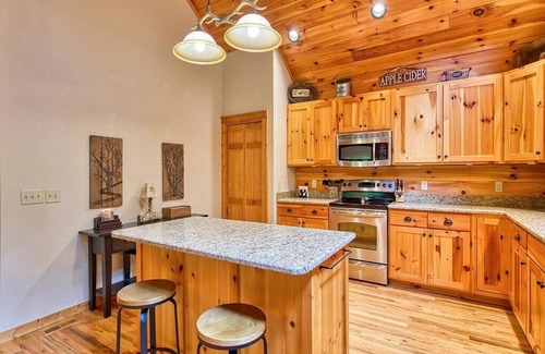 Waynesville Cabina | Log Cabin in a Gated Community! WIFI. Fire Pit w/ wood provided! Pet-friendly