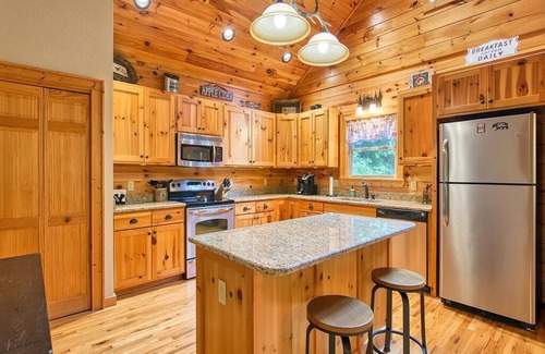 Waynesville Cabina | Log Cabin in a Gated Community! WIFI. Fire Pit w/ wood provided! Pet-friendly